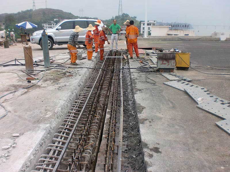 廣航交通贛州公路大橋梳齒型橋梁伸縮縫裝置安裝施工現(xiàn)場(chǎng)會(huì)議