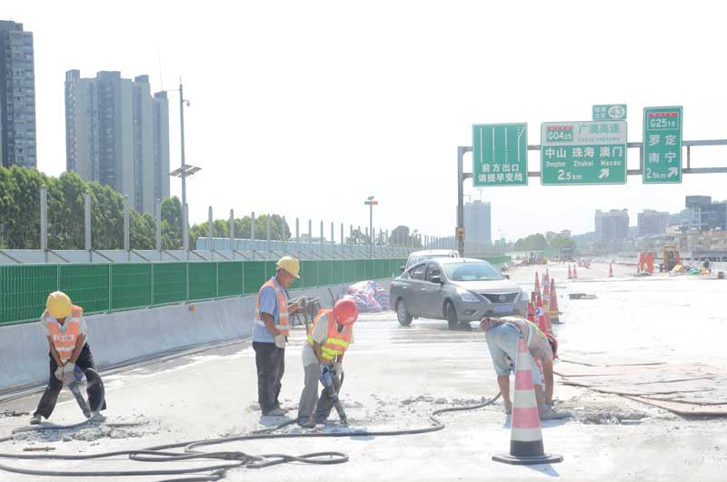 80伸縮縫更換現場