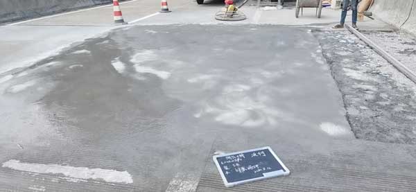 快干水泥澆筑病害路段及養護