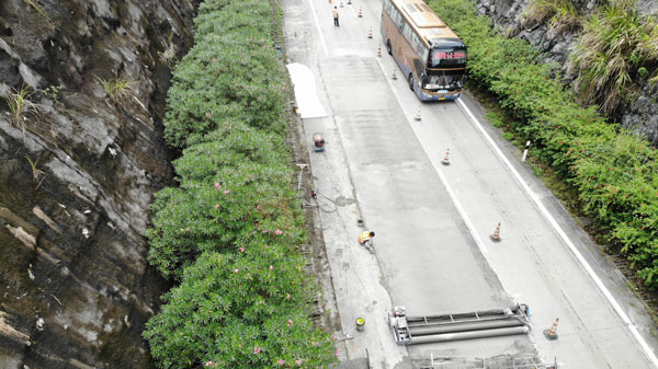 2020年清連高速公路GH高性能混凝土搶修路面破損板換板處治工程