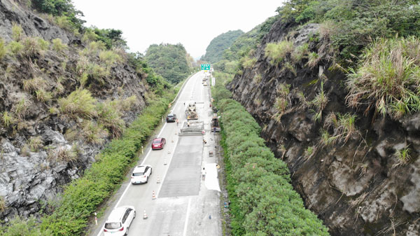 2020年清連高速公路GH高性能混凝土搶修路面破損板換板處治工程