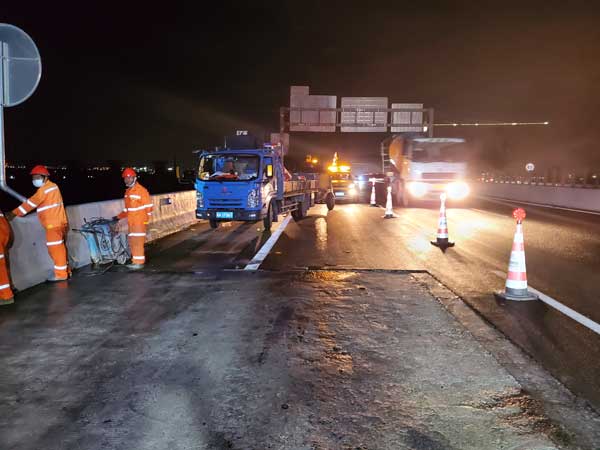 GH高性能砼進行橋面病害處治應急搶險